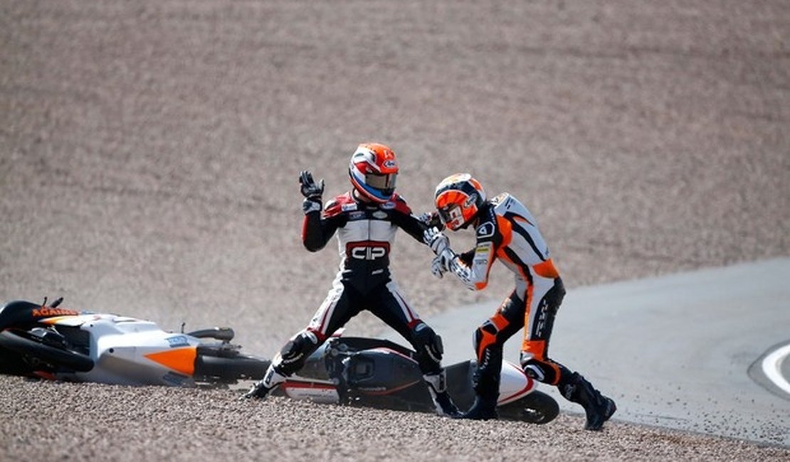 Pilotos brigam após batida na Moto3