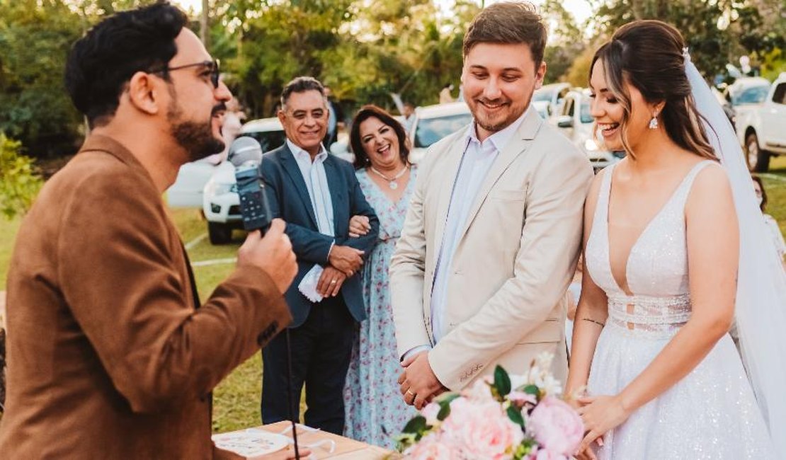 Para não adiar casamento, casal faz celebração no estilo drive-in
