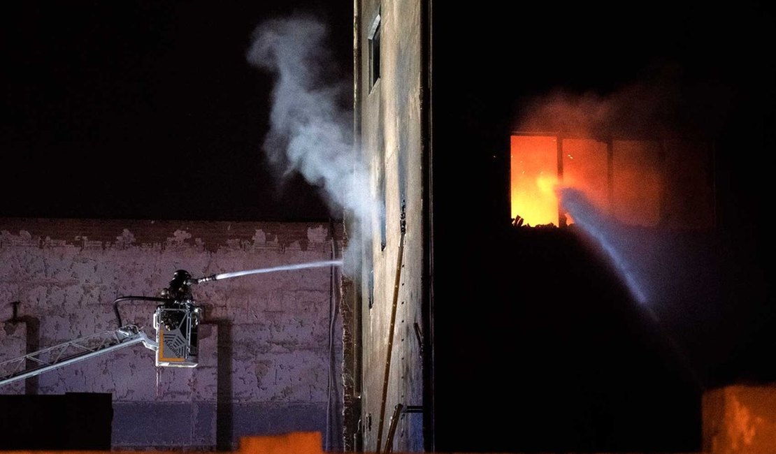 Incêndio em armazém abandonado na Espanha deixa mortos e feridos