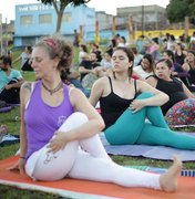 Grupo se reúne para praticar yoga ao ar livre em praças de Arapiraca