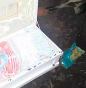 Pai decide exumar corpo de bebê morta e descobre boneca em caixão
