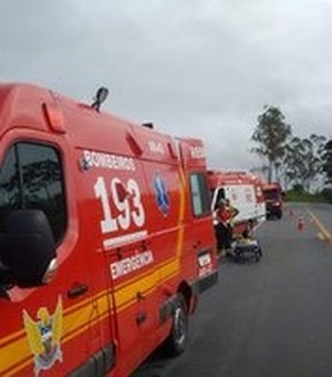 Idosa fica ferida após colisão entre carros no bairro do Poço, em Maceió