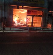 [Vídeo] Quadrilha de assaltantes incendeia agência do BB em Piaçabuçu