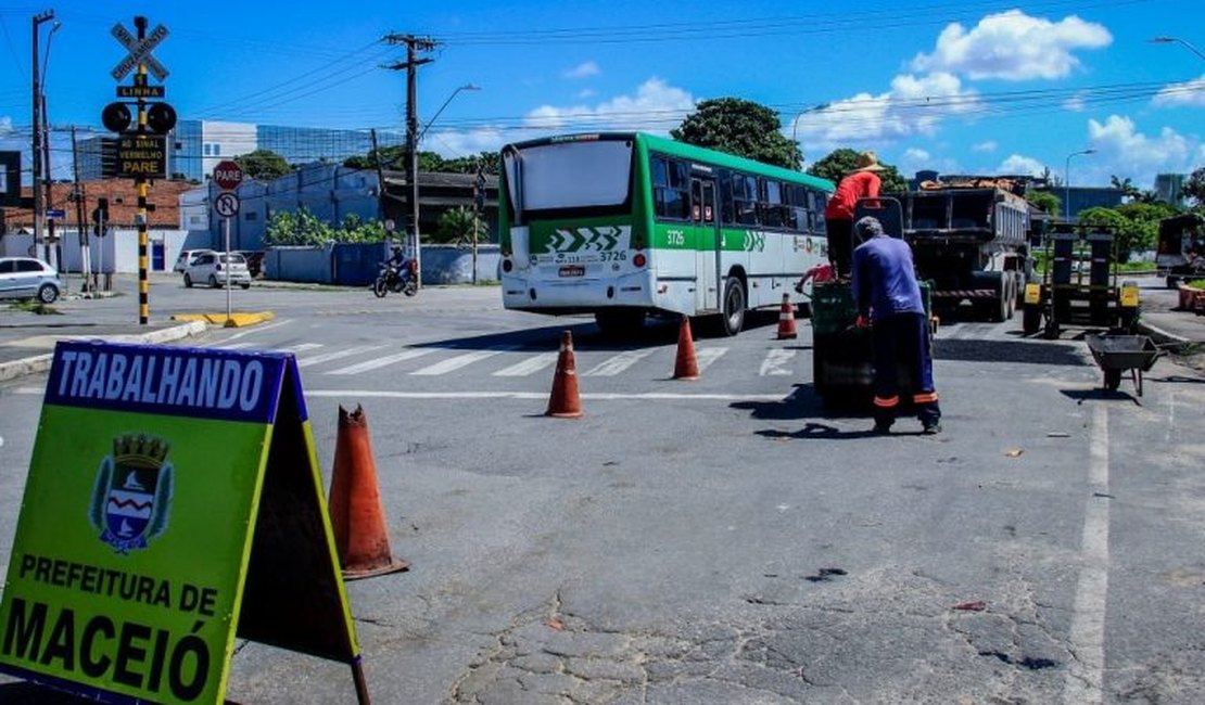 Prefeitura executa manutenção de vias e drenagem em ruas da capital