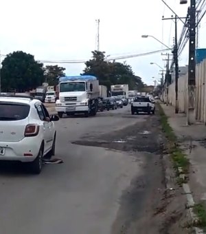 [Vídeo] Veículos precisam desviar de buracos na Av. Governador Luís Cavalcante