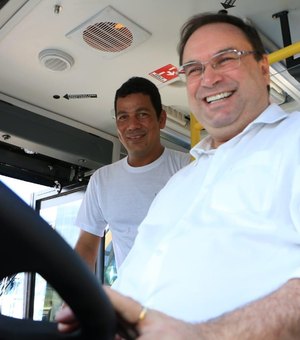Secretário Luciano Barbosa entrega 30 ônibus escolares em Maceió