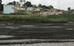 Resumida a poucas poças de água, o leito seco do recurso hídrico deixou de ser uma fonte de alimentos e de renda para a população mais carente da região. 
