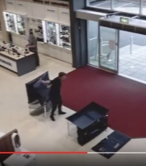 [Vídeo] Cliente desastrado derruba TVs em loja e tem prejuízo de R$20 mil