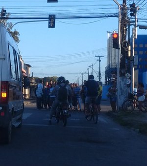 Moradores do Graciliano e Village protestam nos terminais de ônibus por mudança nas linhas 