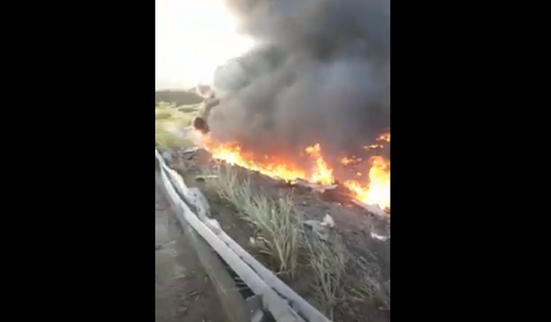 [Vídeo] Motorista de caminhão sobra na curva e carro fica em chamas