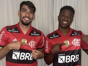 Lucas Paquetá e Vini Jr posam com camisas do Flamengo: 'Bateu saudades'