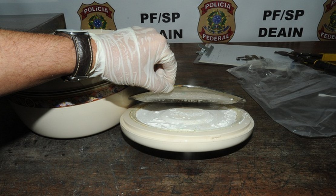 PF apreende drogas em garrafas e forma de bolo, em bagagens para voos internacionais