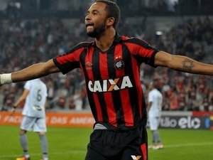 Atlético-PR bate Botafogo e volta a vencer após 4 jogos