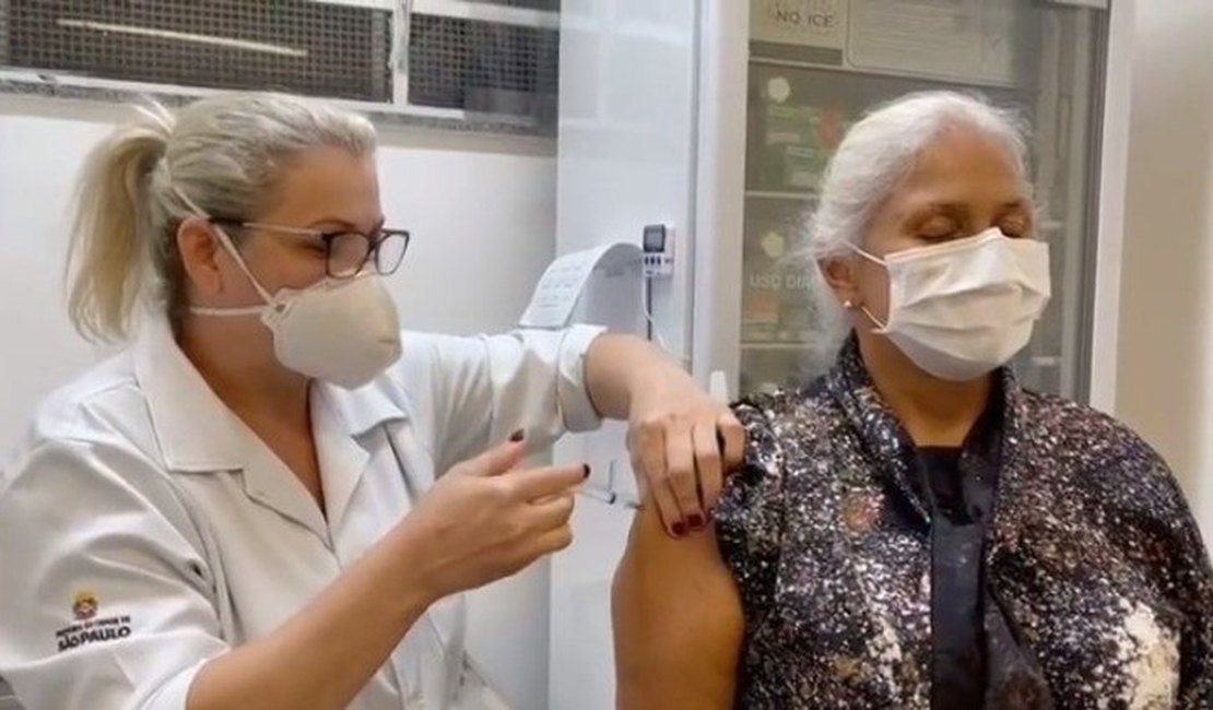 Aos 64 anos, Fafá de Belém toma 1ª dose da vacina contra covid
