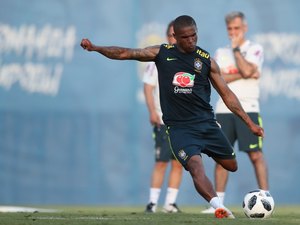 Douglas Costa lamenta derrota do Grêmio e tenta explicar má fase do time: 'São muitos fatores'