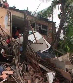 Defesa Civil realiza demolição de imóveis na Ladeira do Bonfim