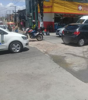 [Vídeo] Comerciantes e motoristas reclamam de buraco na Feirinha do Jacintinho
