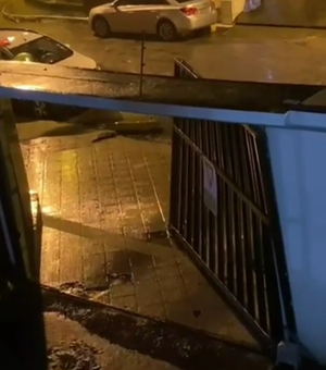 [Vídeo] Ventania arranca portão de casa no bairro do Prado, em Maceió