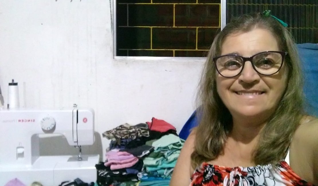 Merendeira de Maceió produz máscaras para doar a alunos no retorno às aulas