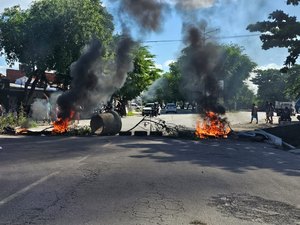 Manifestantes bloqueiam rua no bairro da Levada