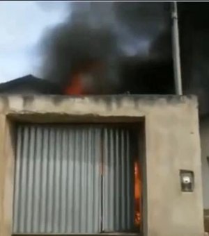 [Vídeo] Sofá é queimado após briga de marido e mulher em Arapiraca