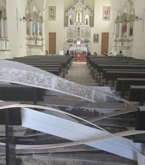 Parte do teto de PVC da Igreja do Santíssimo desaba e missa das 16h é cancelada