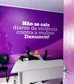 Sala Lilás da Arsal realiza panfletagem na orla em ação de combate à violência contra mulher