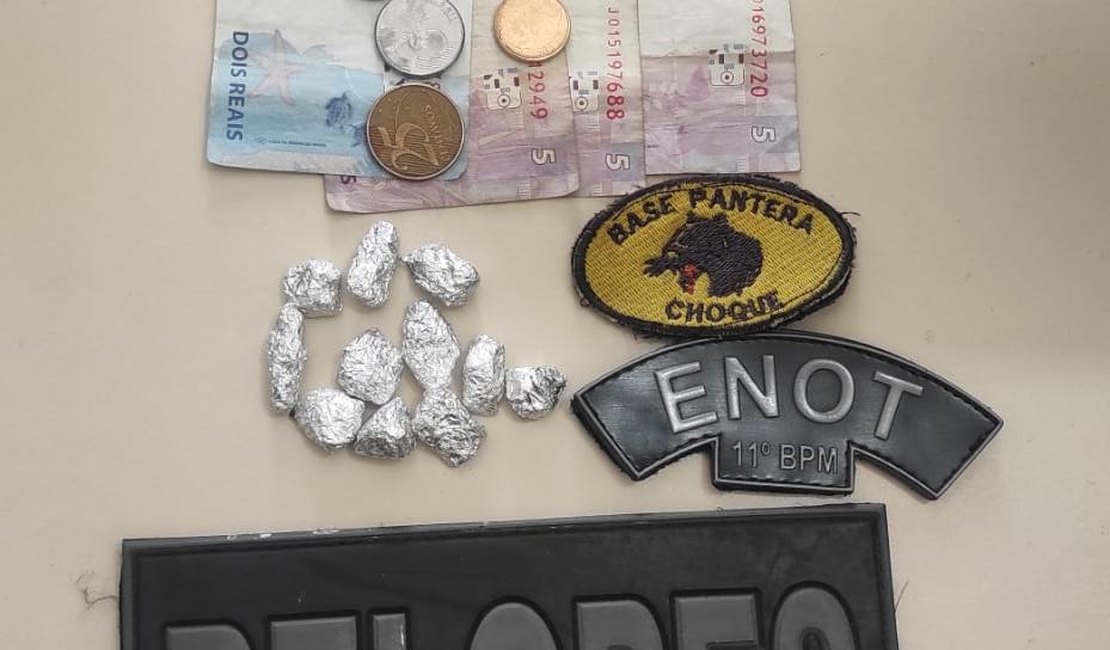 Após denúncia, polícia prende jovem com bombinhas de maconha e dinheiro, em Penedo