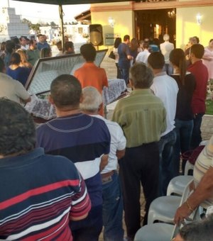 Centenas de pessoas se reúnem para dar o último adeus ao empresário Everaldo Marinho