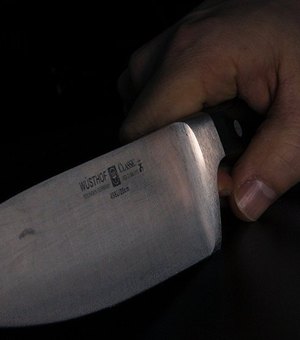 Jovem tenta matar padrasto a facadas em Pão de Açúcar