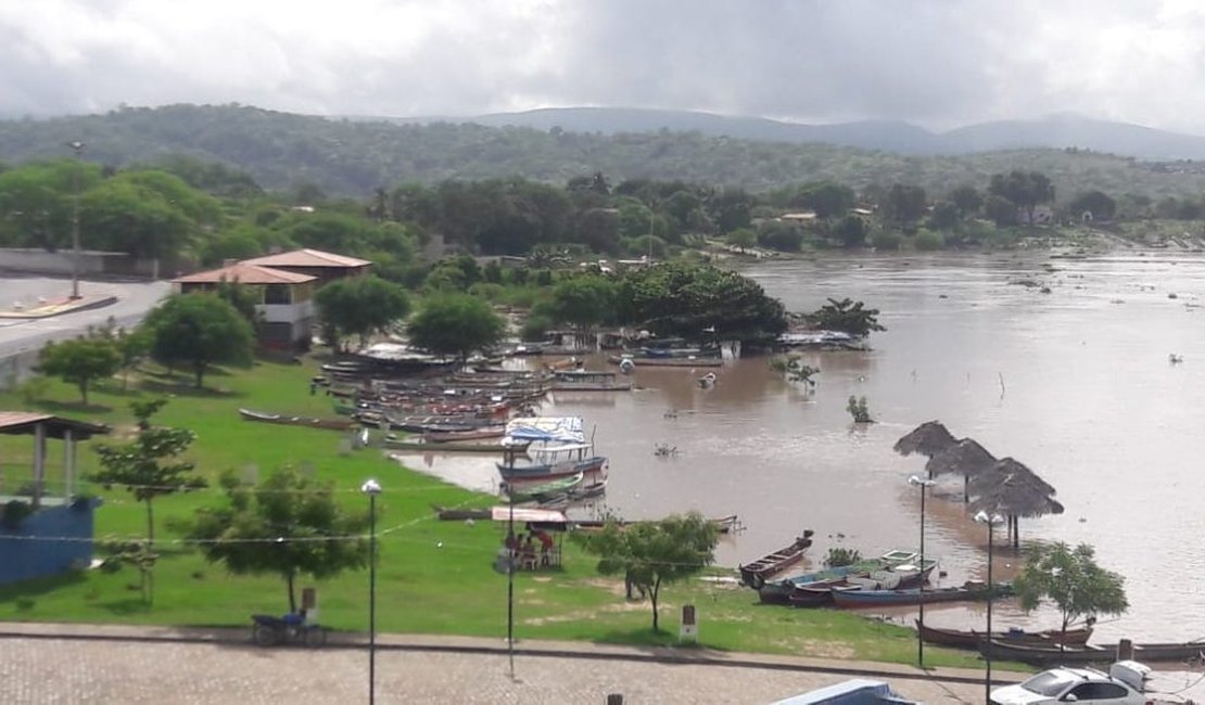 Cheia do rio São Francisco deixa a água suja e dificulta abastecimento em Traipu