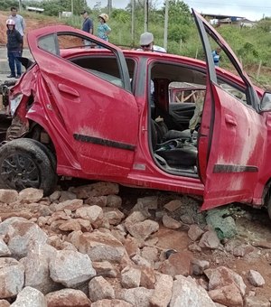 Condutor perde controle do veículo e carro capota em Palmeira dos Índios