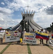 Venezuelanos protestam contra Maduro em frente à Catedral de Brasília