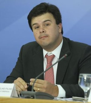 Ministro de Minas e Energia decide permanecer no governo