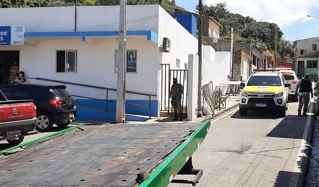 Homem joga veículo contra policiais para se livrar de abordagem em Jequiá da Praia