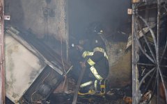 Incêndio destrói residência no Jacintinho
