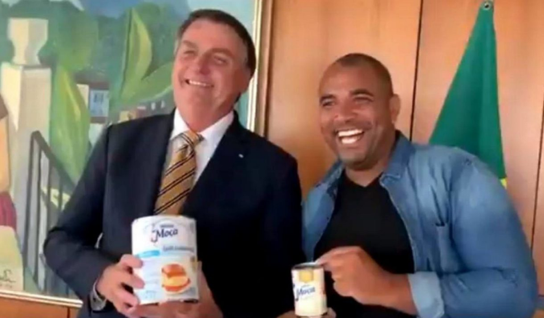 Bolsonaro recebe lata gigante de leite condensado de youtuber bolsonarista