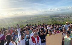 Via Sacra reúne centenas de fiéis em subida ao morro santo em Lagoa da Canoa
