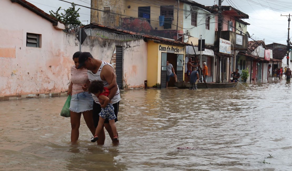 Enchente afeta famílias em Maceió e Francisco Sales alerta desassoreamento da Lagoa Mundaú