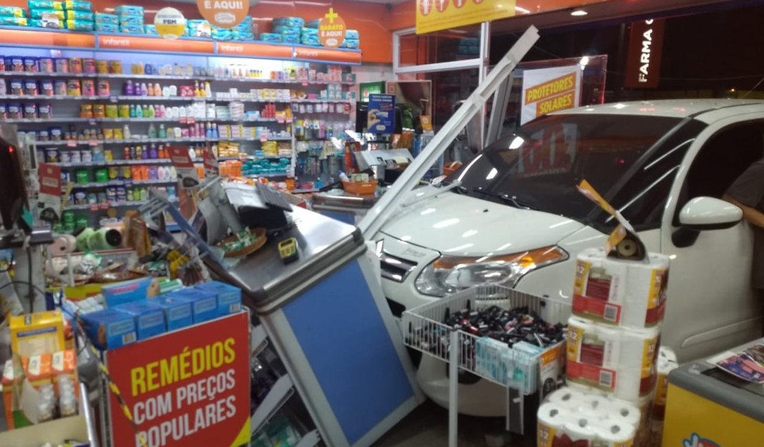 Carro invade farmácia no litoral de SP e atinge operador de caixa e cliente