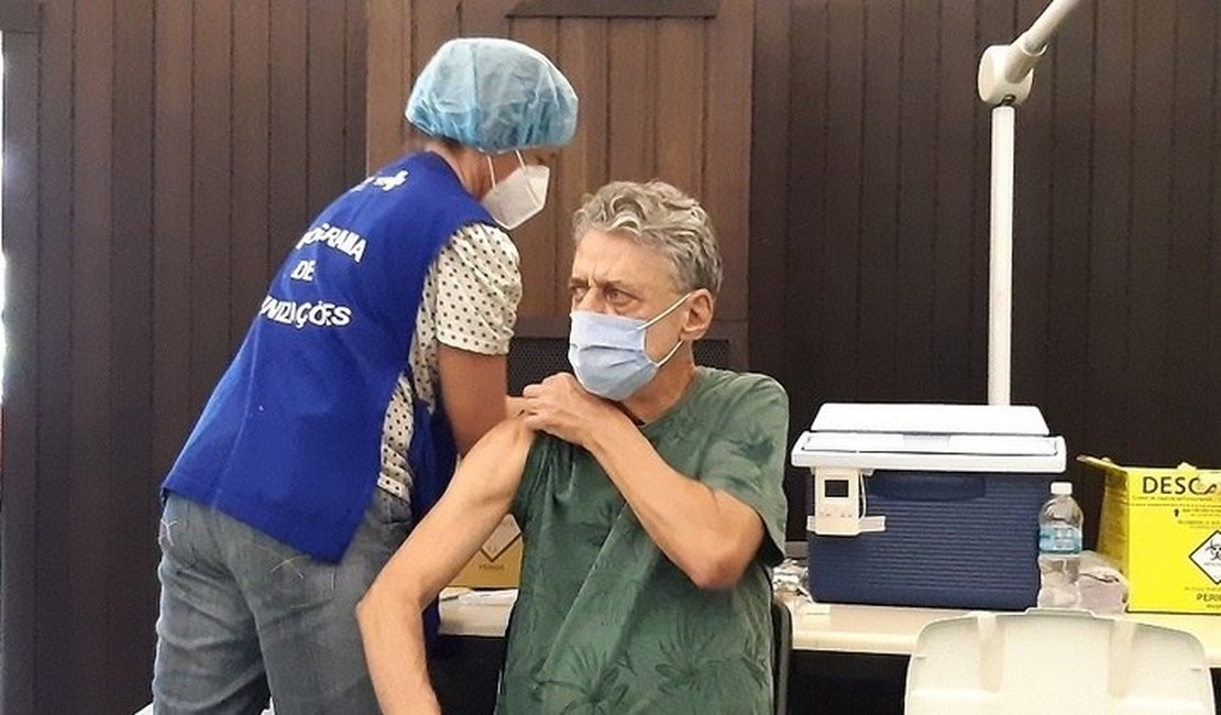 Aos 76 anos, Chico Buarque recebe 2ª dose de vacina contra covid-19