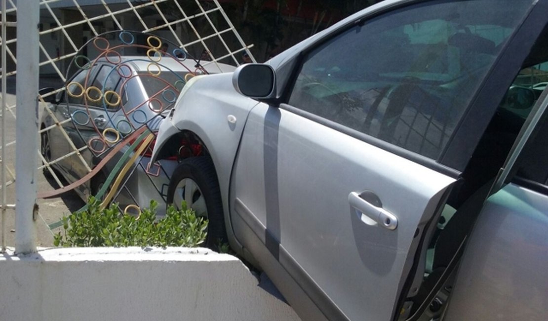 Motorista perde o controle da direção e veículo colide em muro do MPF
