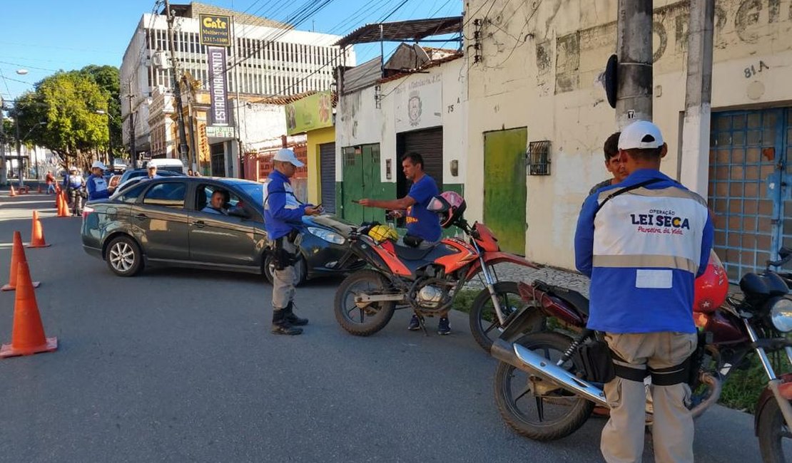Lei Seca prende condutor embriagado e recolhe cinco CNH's em Maceió