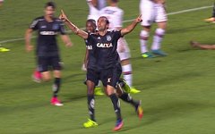 Léo Gamalho comemora gol da Ponte Preta no empate com o São Paulo
