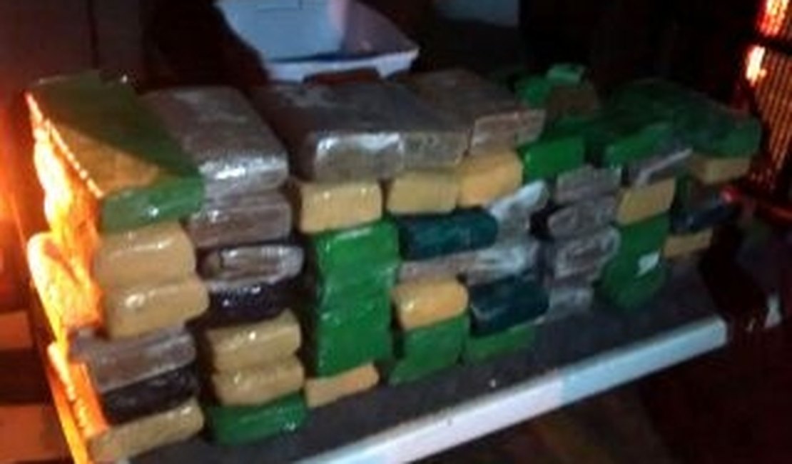 Em Maceió, polícia apreende 70 kg de maconha e pasta base de cocaína