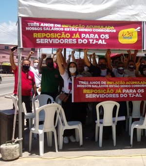 Servidores do TJ/AL protestam em frente ao fórum por reposição salarial