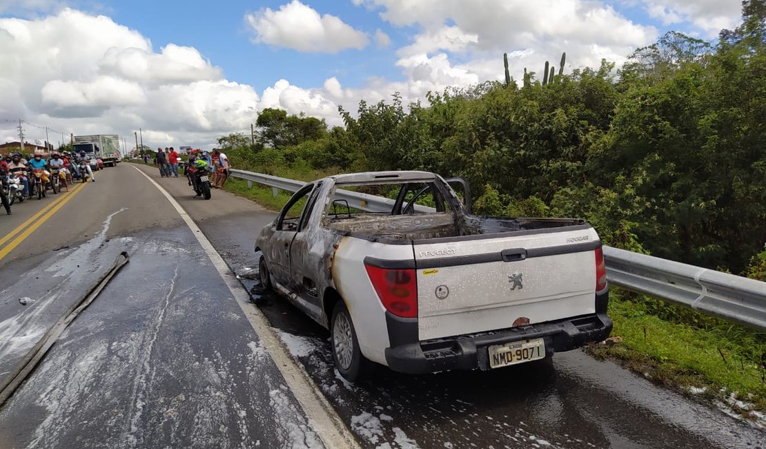 Veículo pega fogo na BR 316 no Sertão de Alagoas