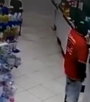 Homem simula estar armado e assalta farmácia, no Centro de Arapiraca