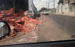 Condutor perde controle e carro colide em tijolos de madeireira em Arapiraca