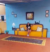 Artista transforma ponto de ônibus em sala de estar no interior do Paraná